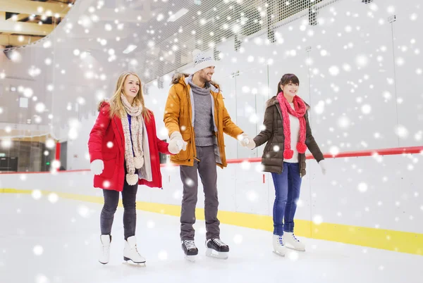 Glückliche Freunde auf der Eisbahn — Stockfoto