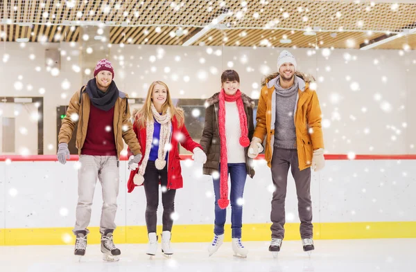 Amis heureux sur la patinoire — Photo