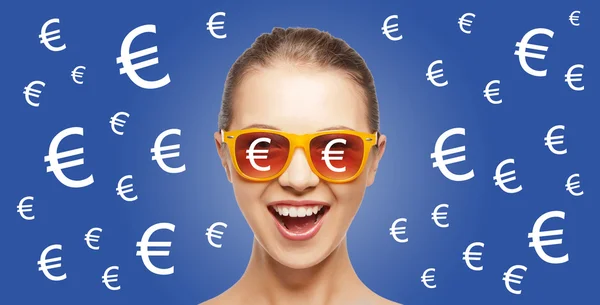 Mulher feliz em tons com a moeda do euro canta — Fotografia de Stock