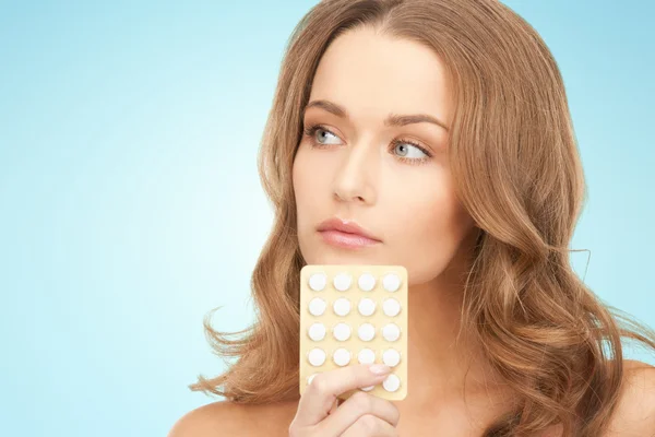 Bella giovane donna con farmaci — Foto Stock