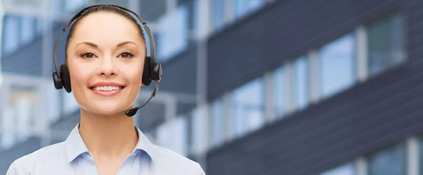 Helpline-Betreiber im Headset über Business Center — Stockfoto