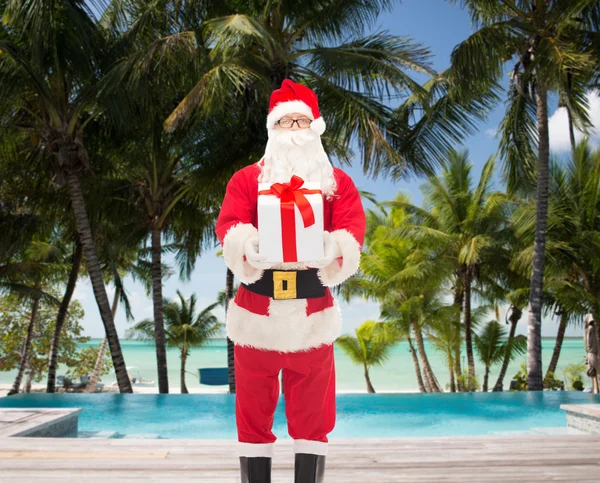 Mannen i kostym jultomten med presentask — Stockfoto