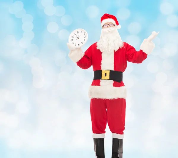Man in kostuum van de kerstman met klok — Stockfoto