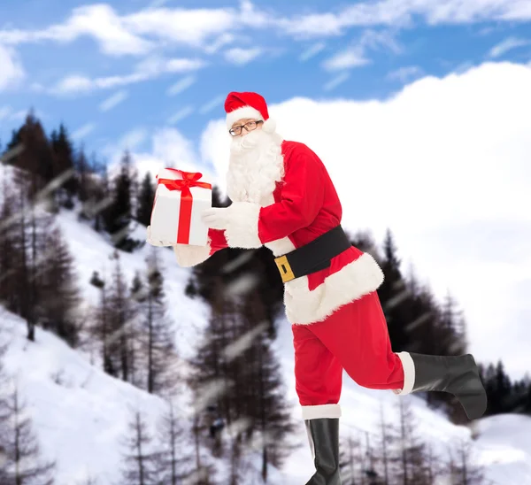 Homme en costume de Père Noël claus avec boîte cadeau — Photo