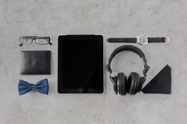 Tablet pc, fones de ouvido com material pessoal hipster — Fotografia de Stock