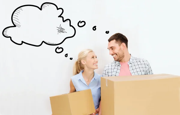 Casal com caixas de entrega se movendo para nova casa — Fotografia de Stock