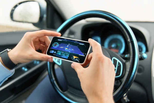 Mãos com navegador no smartphone no carro — Fotografia de Stock