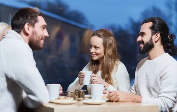 Amici felici incontro e bere tè o caffè — Foto Stock