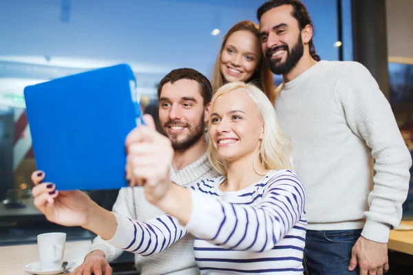 Amigos felizes com tablet pc tomando selfie no café — Fotografia de Stock