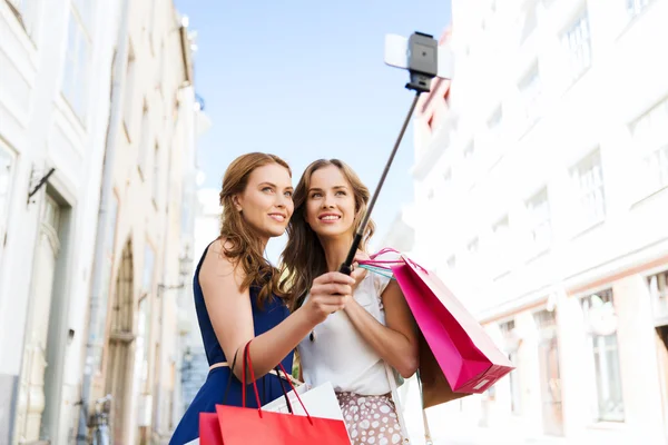 ショッピングやスマート フォンで selfie を取って女性 — ストック写真