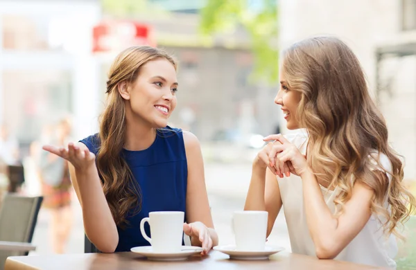 Giovani donne che bevono caffè e parlano al caffè — Foto Stock