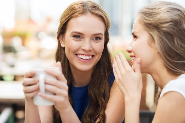 Mulheres jovens bebendo café e conversando no café — Fotografia de Stock