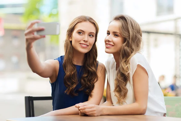 Happy women with smartphone taking selfie at cafe — Stock Photo, Image