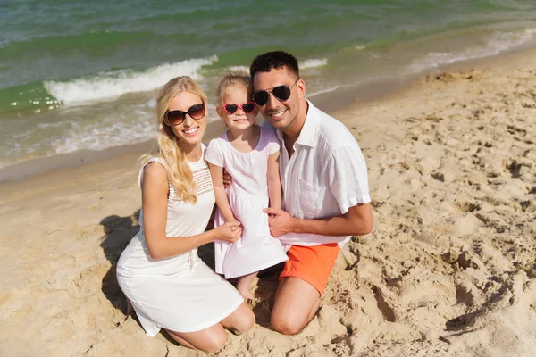 Lycklig familj i solglasögon på sommarstranden — Stockfoto