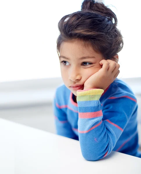 Üzgün küçük kız evde veya okulda — Stok fotoğraf