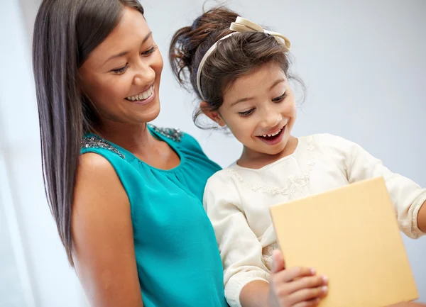 Gelukkig moeder en kind met de doos van de gift — Stockfoto