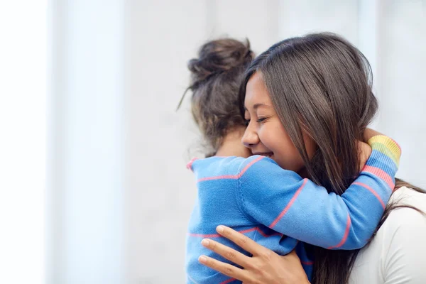 Mutlu anne ve kızı evde sarılma — Stok fotoğraf
