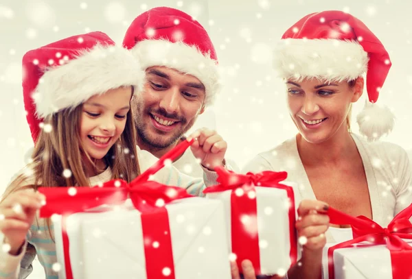 Famiglia felice seduta sul divano a casa — Foto Stock