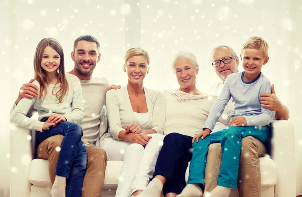 Mutlu bir aile evdeki koltukta oturuyor. — Stok fotoğraf