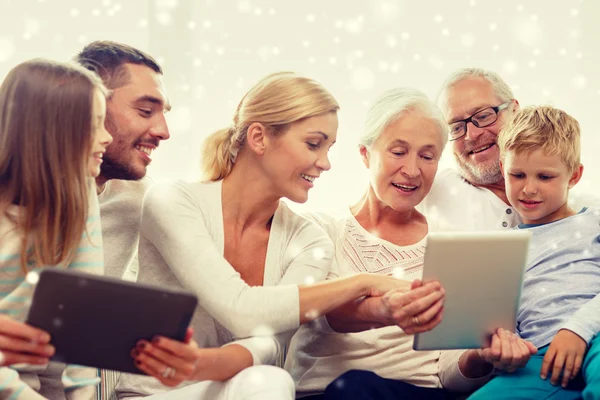 Famille souriante avec tablettes PC à la maison — Photo