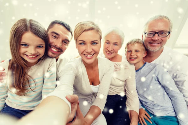 Famiglia felice prendendo selfie a casa — Foto Stock