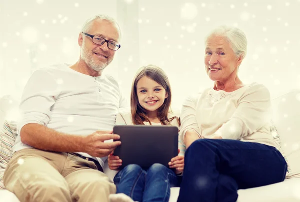 Família sorrindo com tablet pc em casa — Fotografia de Stock