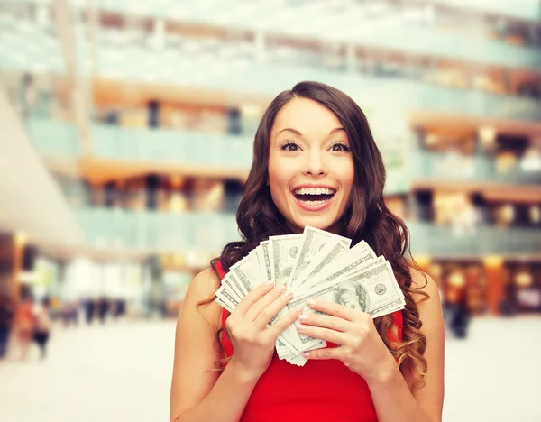 Mulher de vestido vermelho com dinheiro dólar a gente — Fotografia de Stock