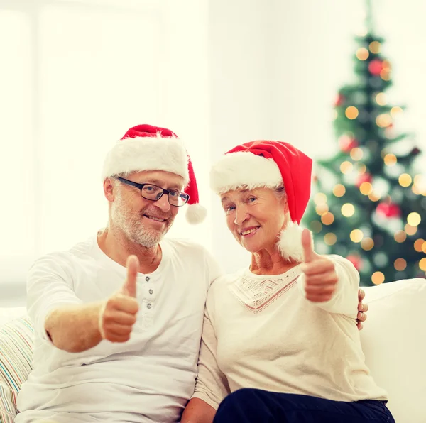 Gelukkige senior paar in santa helper hoeden — Stockfoto