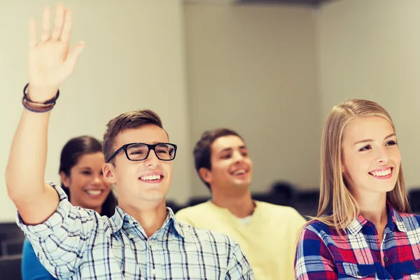 Grupp leende studenter i föreläsningssalen — Stockfoto