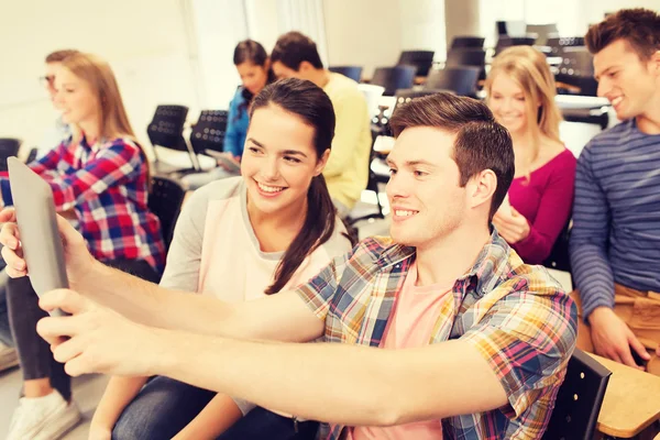 Grupp leende studenter med TabletPC — Stockfoto