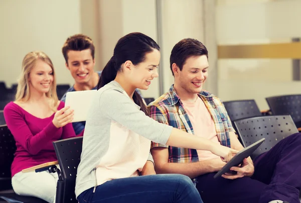 Grupa uśmiechający się studentów z komputera typu tablet — Zdjęcie stockowe