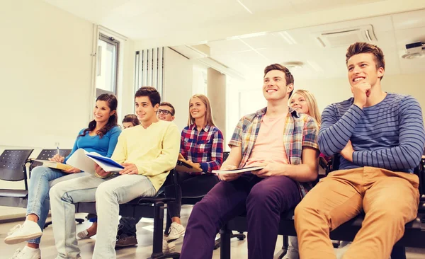 Grupp leende studenter i föreläsningssalen — Stockfoto