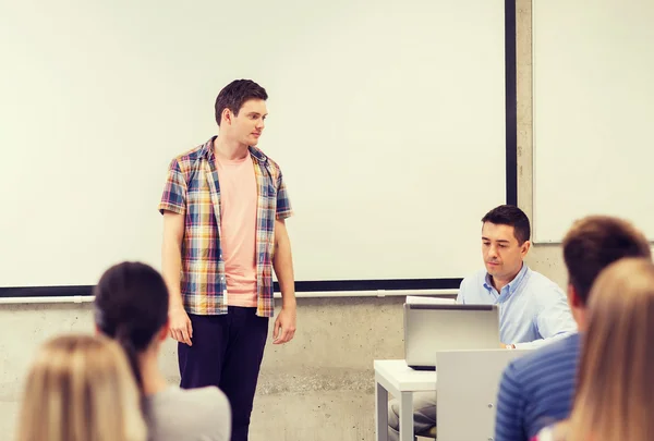 Gruppe von Schülern und Lehrern im Klassenzimmer — Stockfoto