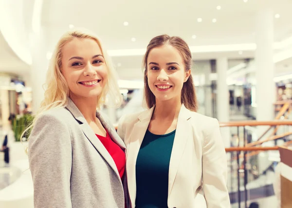 Giovani donne felici nel centro commerciale o nel centro commerciale — Foto Stock