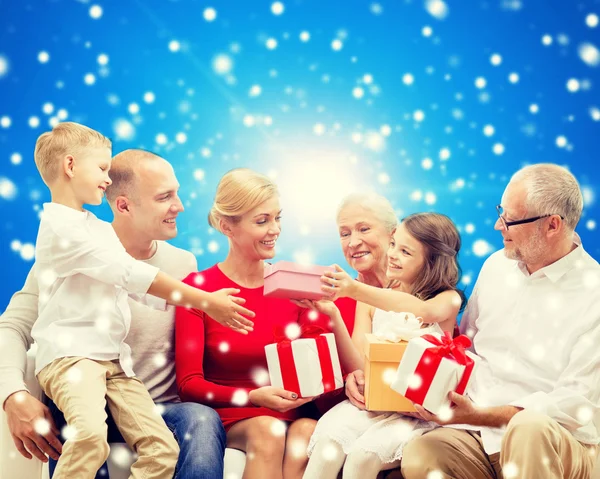 Família sorridente com presentes — Fotografia de Stock