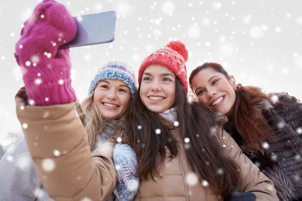 Chicas adolescentes felices tomando selfie con teléfono inteligente —  Fotos de Stock