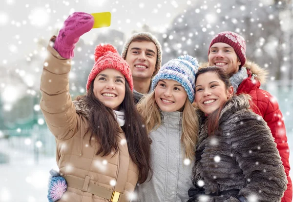 Happy přátelé s selfie s smartphone — Stock fotografie