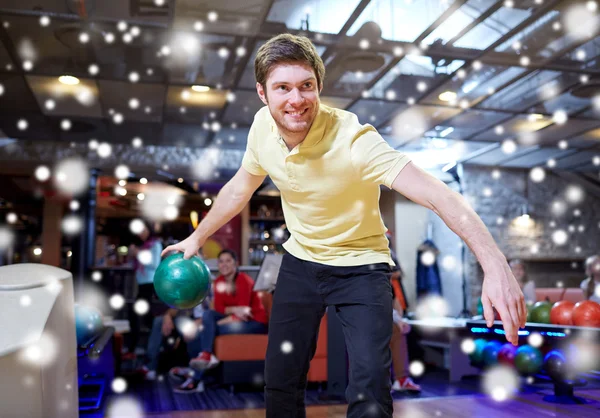 Mutlu genç adam bowling Club fırlatma topu — Stok fotoğraf