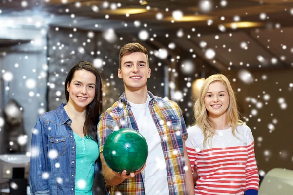 Happy vrienden in bowlingclub op winterseizoen — Stockfoto