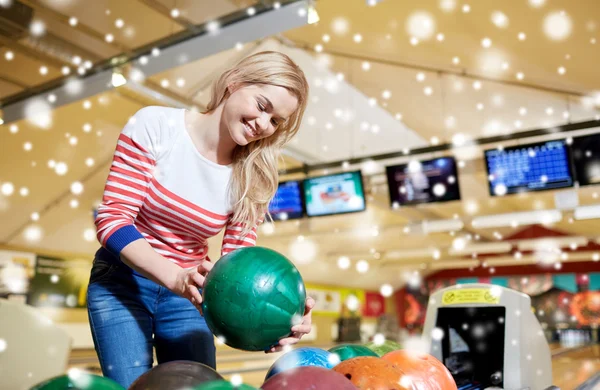 Boldog, fiatal nő, tartja a labdát a bowling club — Stock Fotó