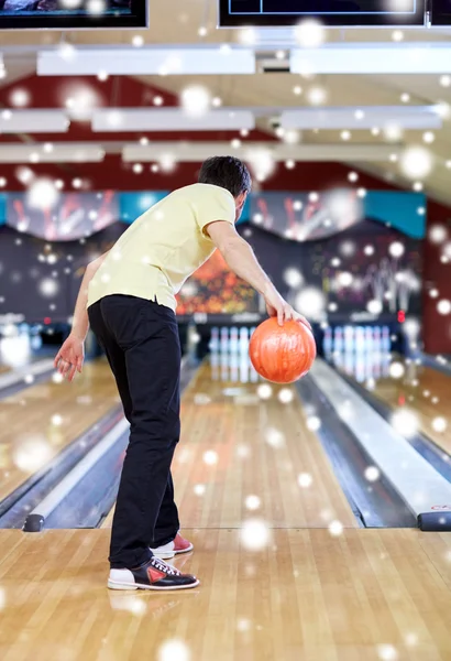 Young man throwing ball in bowling club — Stock Photo, Image