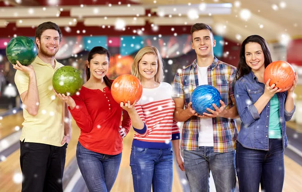 Amici felici nel bowling club durante la stagione invernale — Foto Stock