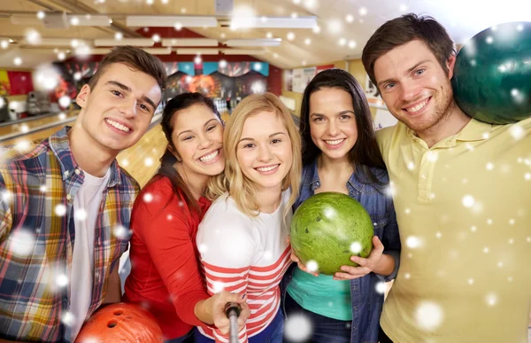 Amigos felizes tirando selfie no clube de bowling — Fotografia de Stock