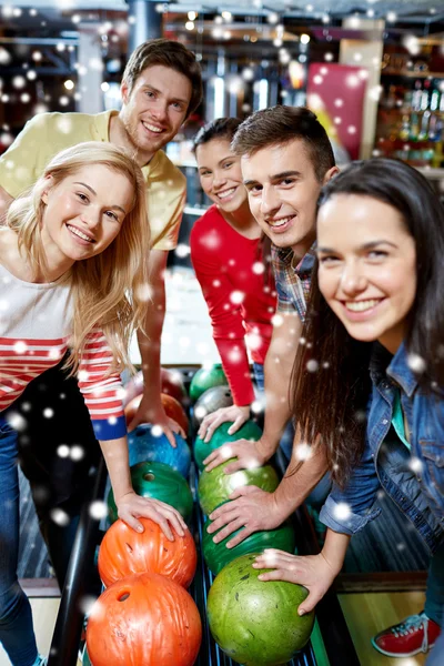 Amigos felizes no clube de bowling na temporada de inverno — Fotografia de Stock