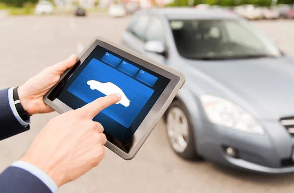 Close up of male hands with car icon on tablet pc — Stock Photo, Image