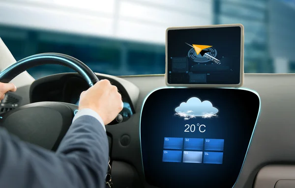 Primo piano di uomo d'affari con tablet pc guida auto — Foto Stock