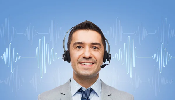 Geschäftsmann im Headset über Schallwelle oder Diagramm — Stockfoto