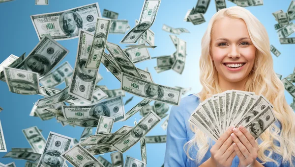 Mujer de negocios sonriente con dinero en efectivo en dólares — Foto de Stock