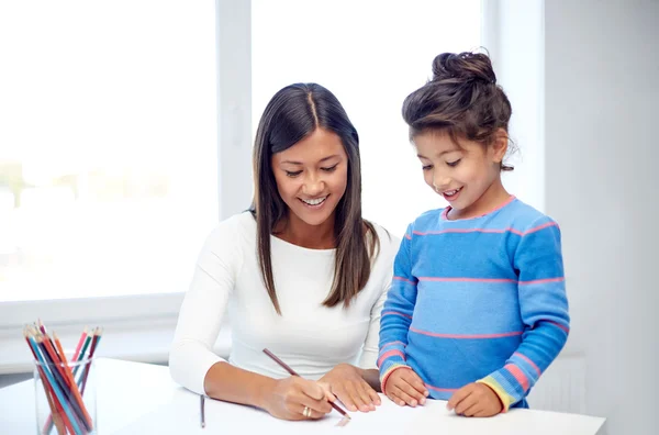 Счастливая мать и дочь рисуют карандашами — стоковое фото