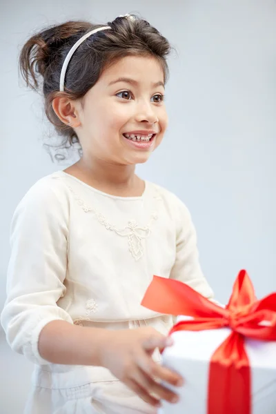 快乐的小女孩带着礼品盒在家里 — 图库照片